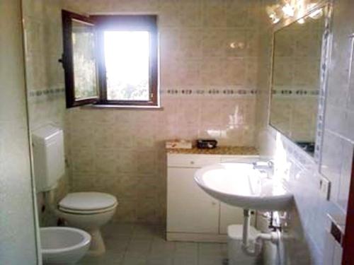 Ένα μπάνιο στο Apartment in Italy with Scenic Views