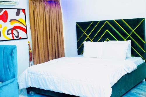 Postel nebo postele na pokoji v ubytování 645 Hotel and Suit