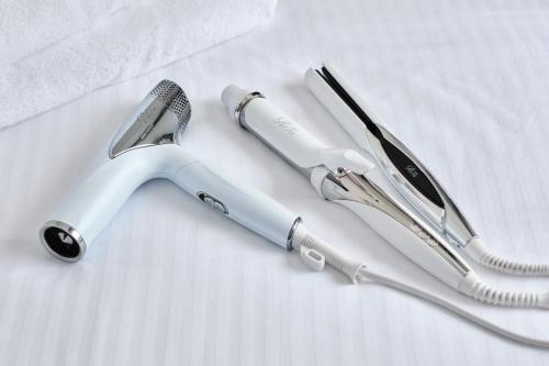 a hair dryer and a microphone on a table at Hotel Villa Fontaine Tokyo-Jimbocho in Tokyo