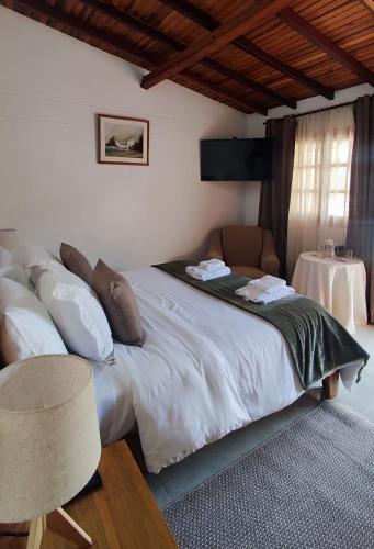 um quarto com uma cama grande e uma mesa em Hostal Normandie em Pamplona