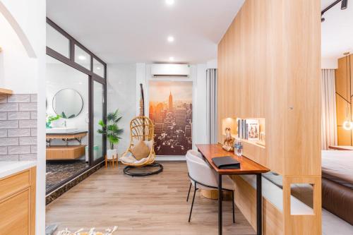 a bedroom with a bed and a desk in a room at Hoa Hong Hotel - Xa Dan in Hanoi