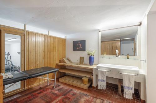 Un baño con bañera blanca y lavabo. en Villa Cela, en Masnou