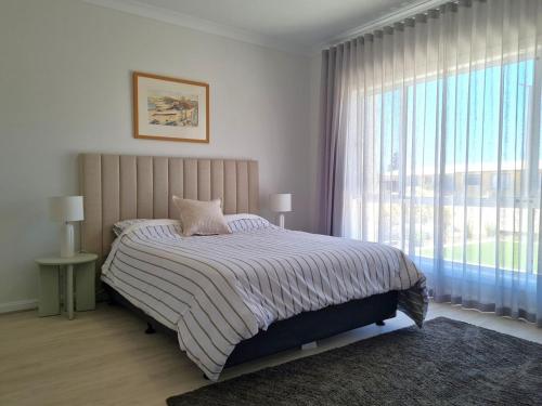 Ένα ή περισσότερα κρεβάτια σε δωμάτιο στο Jetty Nights