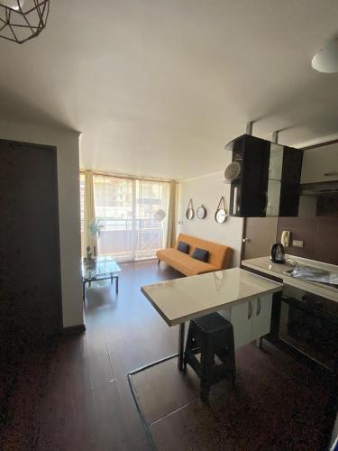 una cucina e un soggiorno con un tavolo e un divano di Teatinos 690 a Santiago