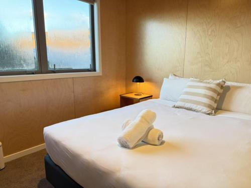 En eller flere senge i et værelse på Lake & Mountain Views with Spa & Home Cinema