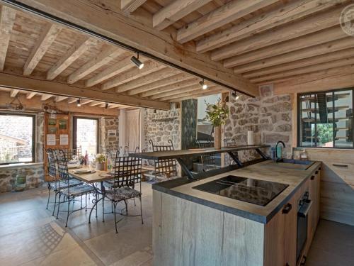 Photo de la galerie de l'établissement Gîte de Charme 6 Pers avec Jardin et Spa à Champdieu - FR-1-496-352, à Champdieu