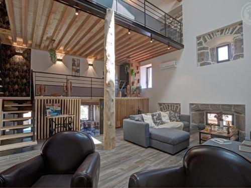 Photo de la galerie de l'établissement Gîte de Charme 6 Pers avec Jardin et Spa à Champdieu - FR-1-496-352, à Champdieu