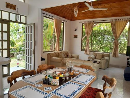 een woonkamer met een tafel en stoelen bij Casa de descanso Condominio la Estancia- piscina privada in Guaduala