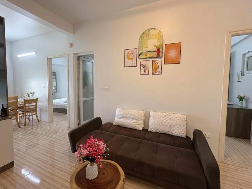 a living room with a couch and a table at An Nam Apartment in Thôn Lại Thê