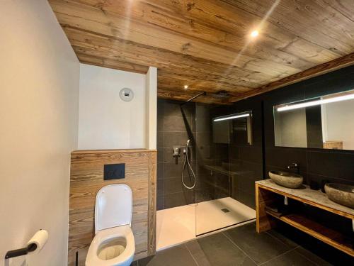 Koupelna v ubytování Confort familial aux Gets, 3 chambres, 9 pers, Wi-Fi, parking - FR-1-671-297