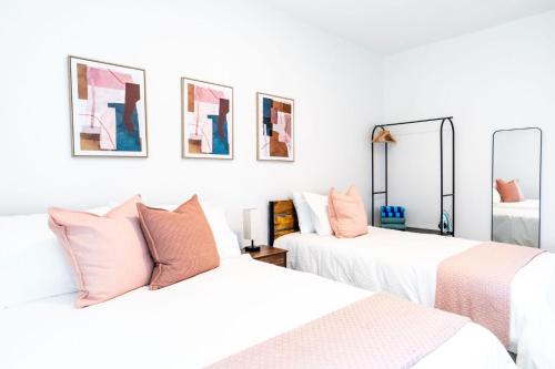 two beds in a room with two mirrors at Casa Kairo in Vega Baja