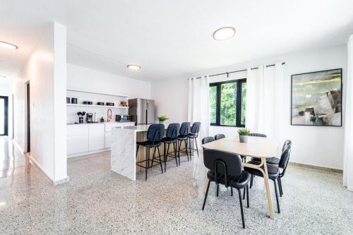 a kitchen and dining room with a table and chairs at Casa Kairo in Vega Baja