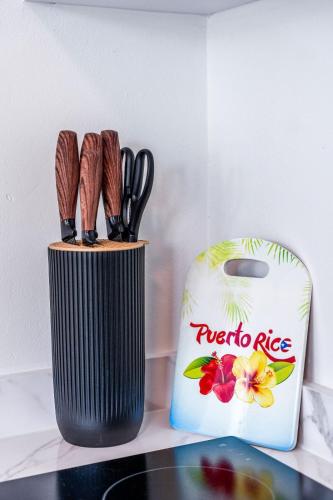 a container of utensils next to a can of hotter rice at Casa Kairo in Vega Baja