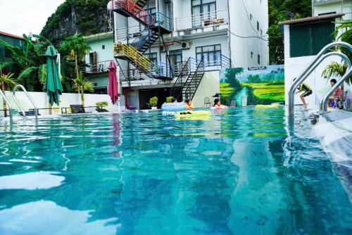 フォンニャにあるThuong Hai Hotelの建物の前のプール