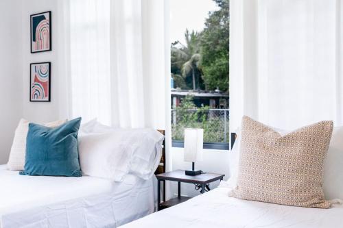 a living room with a white couch and a window at Casa Kairo in Vega Baja