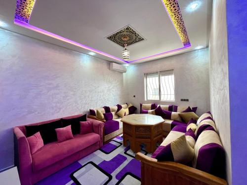 Ruang duduk di Charming apartment