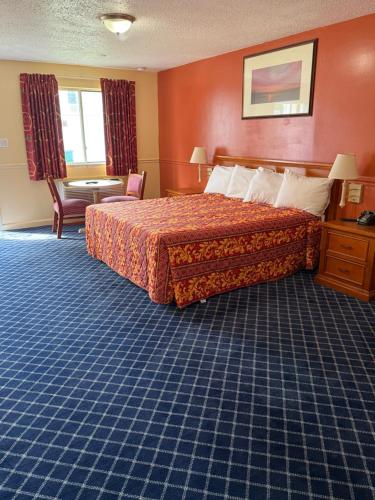 a hotel room with a bed and a table at American Star Inn & Suites Atlantic City in Galloway