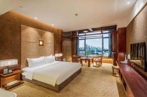 Postel nebo postele na pokoji v ubytování Chongqing Jiayu Emperor Hotel