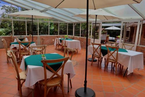 Um restaurante ou outro lugar para comer em Hostal Normandie