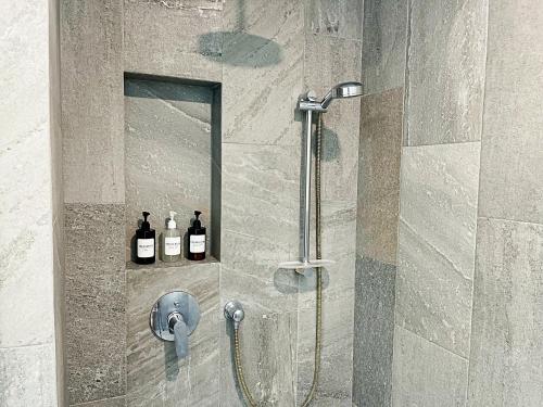 a shower with two bottles of wine on a wall at Elan at Ballena Beach in Uvita