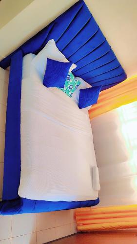 Una cama o camas en una habitación de Busia Urban Studio
