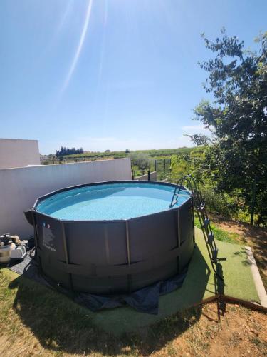 - une grande piscine dans l'arrière-cour d'une maison dans l'établissement VILLA avec piscine clim jolie vue Camargue, à Saint-Gilles