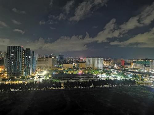 マニラにあるMall of Asia shore 3 tower 2 residenceの夜に建物がライトアップされた街