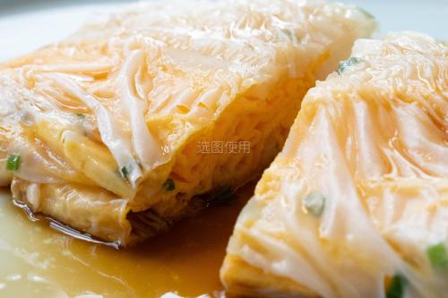 Holiday Inn Guangzhou Zhujiang New Town في قوانغتشو: قطعتين من الطعام جالسين على صحن