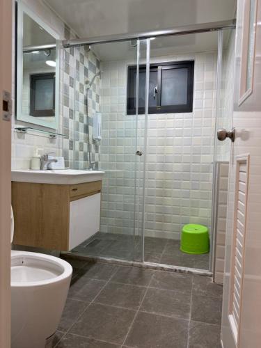 a bathroom with a shower and a toilet and a sink at Yu Shou Hao Hsien Guesthouse in Fushi