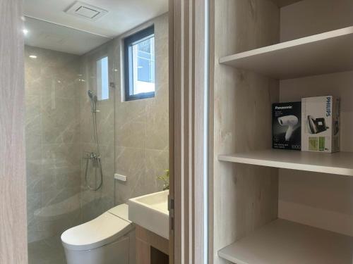 une salle de bains avec douche, toilettes et lavabo dans l'établissement Căn hộ cao cấp Masteri Centre Point Vinhomes Grand Park Quận 9 TPHCM, à Gò Công
