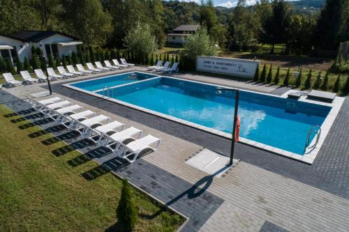 an overhead view of a swimming pool with lounge chairs at Domek Cztery Pory Roku - Garncarska 1 in Czchów