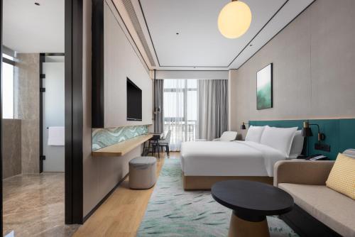 Ένα ή περισσότερα κρεβάτια σε δωμάτιο στο Hilton Garden Inn Shanghai High-Speed East Railway Station