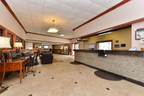an office with a lobby with desks and chairs at AmericInn by Wyndham La Crosse Riverfront-Conference Center in La Crosse