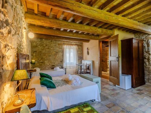 Postel nebo postele na pokoji v ubytování Farmhouse in Marche with Private Pool