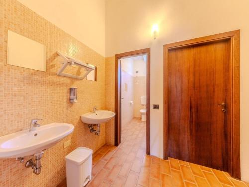 Un baño de Farmhouse in Marche with Private Pool