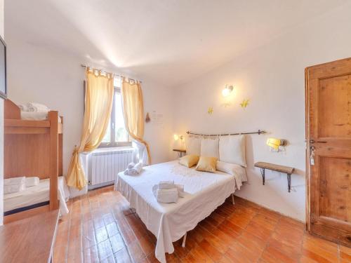 Cama o camas de una habitación en Farmhouse in Marche with Private Pool
