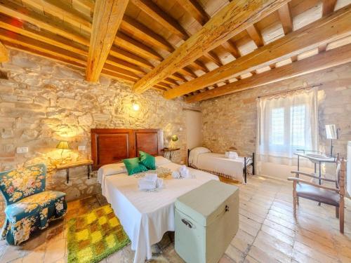 Habitación grande con cama y mesa. en Farmhouse in Marche with Private Pool, en Frontino