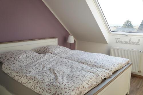 Bett in einem Zimmer mit Fenster in der Unterkunft Ferienwohnung Shepherd in Remagen