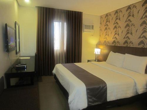 Кровать или кровати в номере GT Hotel Bacolod
