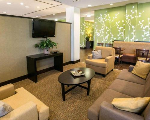 Μια τηλεόραση ή/και κέντρο ψυχαγωγίας στο Sleep Inn & Suites