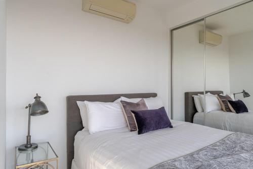 Cama o camas de una habitación en South Yarra 2 Bed with Superb views - 4 Day Minimum