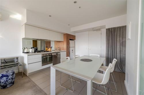 Una cocina o zona de cocina en South Yarra 2 Bed with Superb views - 4 Day Minimum