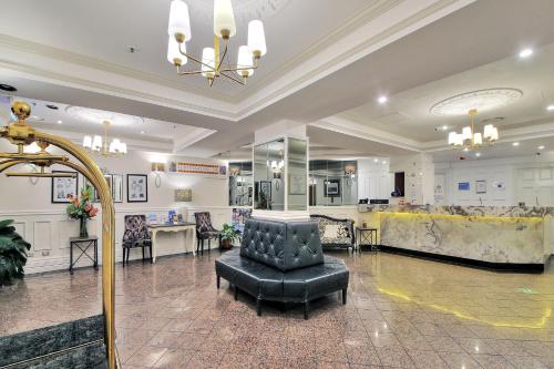a waiting room with a chair and a salon at Royal Albert Hotel in Brisbane