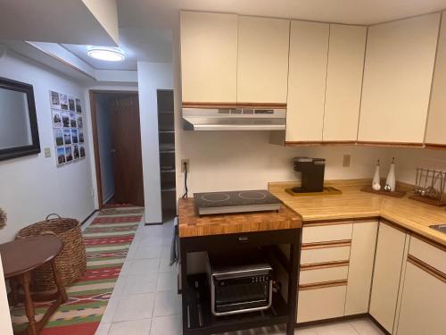 Una cocina o cocineta en Peter's Place - Spacious 2Bed & Bath Suite