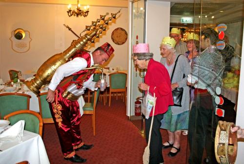 Õhtune meelelahutus majutusasutuse Golden Walls Hotel külastajatele