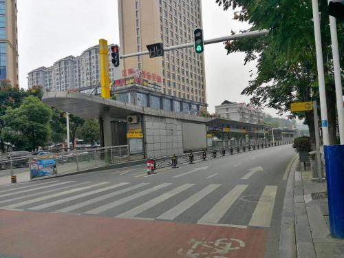 an empty city street with a green traffic light at 7Days Premium Yichang Railway Station East in Yichang