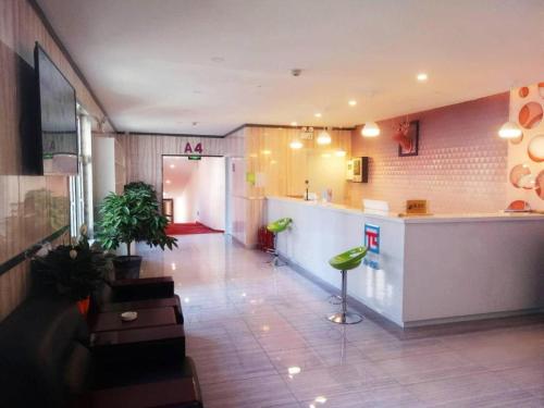 PAI Hotels·Urumqi South Gate Xinhua Bookstore في أورومكي: غرفة مع مطبخ مع كونتر وبار