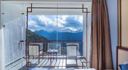 Nespecifikovaný výhled na hory nebo výhled na hory při pohledu z hotelu