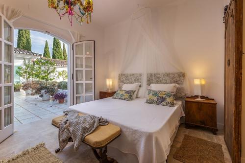 Un dormitorio con una cama y una ventana grande. en Ronda Oasis, en La Cimada