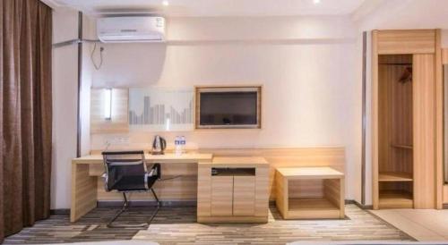 an office with a desk and a chair in a room at City Comfort Inn Shantou Daxue Road in Shantou